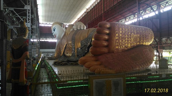 Лежащий Будда - со стороны ног